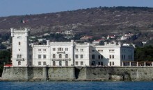 Vožnja do Trsta, kjer si boste najprej ogledali osrednji trg z znamenitimi palačami; povzpeli se boste na grič nad mestom, kjer stoji cerkev sv. Justa.