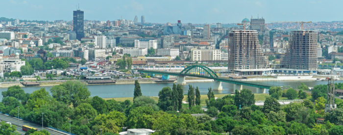 Ogledali si boste Novi Beograd s Sava centrom in nekoč pomembnimi upravnimi stavbami naše bivše skupne države, Trg republike z zveznim parlamentom,...