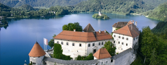 Vožnja do Bleda, bisera Slovenije, ki je leta 2004 praznoval tisočletnico prve omembe. Sredi Blejskega jezera leži slavni otok, do katerega se boste popeljali...