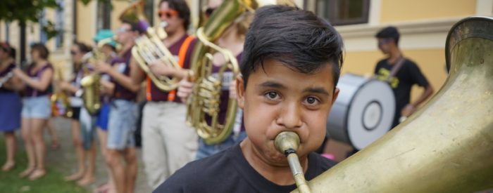Rekordnih milijon obiskovalcev. Moto festivala ves čas nespremenjen: »Sviraj trubo, svirala zadugo - za veselje i nizašta drugo« . 2 dni, 182 EUR.