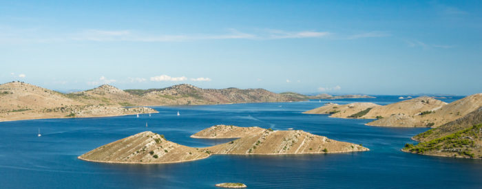 Vožnja z ladjico po Kornatskem arhipelagu. Z barke si boste v miru ogledali prekrasne otoke in uživali v lepoti barv in oblik. 3 dni, 259 EUR (polpenzion, ribji piknik).