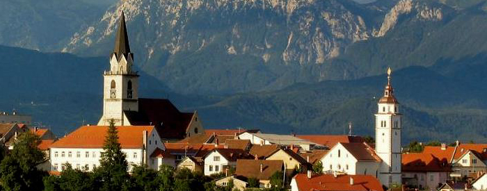 Vožnja do Škofje Loke, mesta, ki je bilo leta 1987 razglašeno za kulturni spomenik.
