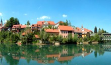 Reka izvira v Krški jami, iz katere ob močnem deževju silovito bruha voda. Jamo so nekoč uporabljali za skrivanje pred Turki.