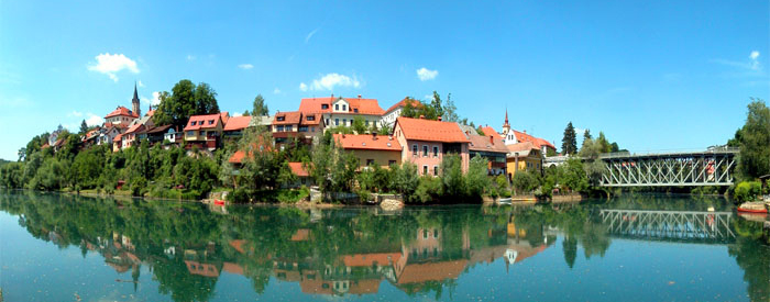 Reka izvira v Krški jami, iz katere ob močnem deževju silovito bruha voda. Jamo so nekoč uporabljali za skrivanje pred Turki.