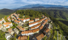 Naprej se boste peljali po kraški vinski cesti vse do Štanjela, enega najbolj slikovitih in najstarejših naselij na Krasu.